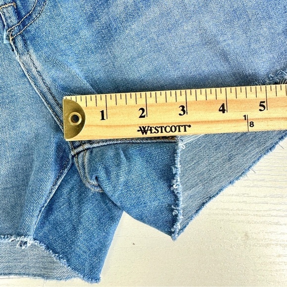 Levi’s Highrise Hypersoft Shorts in Medium Wash Size 28/6 Small - Picture 12 of 13